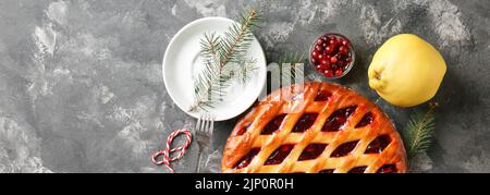 Leckere Weihnachtsbeerkuchen auf grauem Hintergrund, Draufsicht Stockfoto