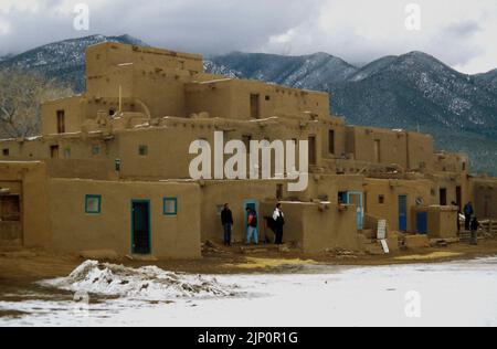 Taos Pueblo, eine historische Pueblo-Indianergemeinde nördlich von Santa Fe, New Mexico, USA Stockfoto