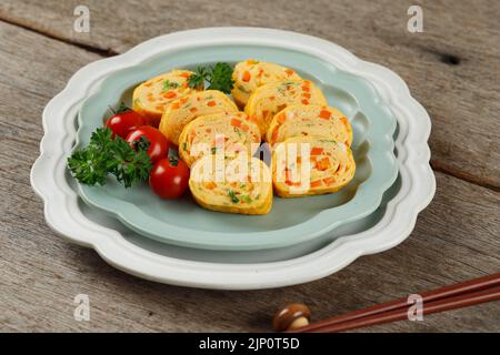 Tamagoyaki oder Japanses Egg Roll. Gyeran Mari oder Koreaner rollten Omelett, Telur Dadar Gulung. Selektiver Fokus Stockfoto