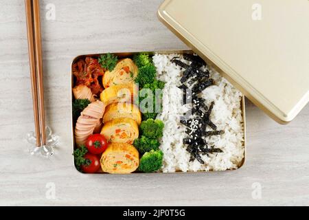 Korean Luch Box oder Dosirak enthält Reis und einige Beilagen. Draufsicht Stockfoto