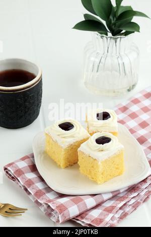Mini Square Slice Cake mit Heidelbeermarmelade Topping Stockfoto