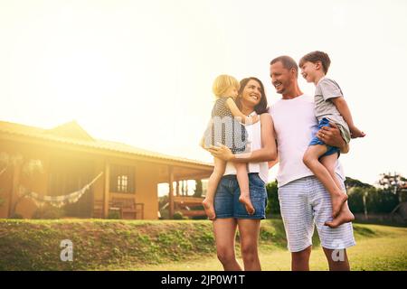 Eine Familie zu sein bedeutet, Teil von etwas sehr wunderbarem zu sein. Eine glückliche Familie, die sich im Freien verbindet. Stockfoto