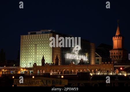 Universal Music Group in der Hauptstadt. Gebäude in der Nacht neben der berühmten Oberbaumbrücke. Musikunternehmen mit vielen Unternehmen.