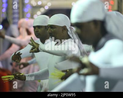 Colombo, Sri Lanka. 13. August 2022. Traditionelle srilankische Tänzer treten am 13. August 2022 während der traditionellen Zeremonie „Gammaduwa“ im Dorf Nawagamuwa in der Nähe von Colombo auf. Unter den Yatukarma, die in den niederen Gebieten Sri Lankas abgehalten werden, ist das Gammaduwa Shanthikarma ein großes Yatukarma, das auf die Prävention von Krankheiten und Fruchtbarkeit der Singhalesen abzielt. Gammaduwa Shanthikarma begann im Gebiet von Ruwanwella als „Devol Maduwa“ für ein Handwerk zur Prävention von Krankheiten. Es ist das Haupt Shanthikarma der niedrigen Landtanz-Tradition geworden, die aus den drei Haupttanz-Traditionen von Matara, Bentar, besteht Stockfoto