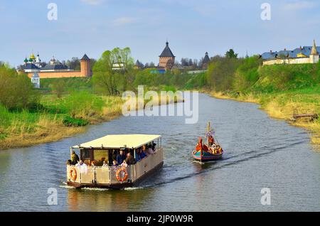 Susdal, Russland, 05.08.2022. Reiten auf dem Fluss Kamenka. Altstadt am Ufer des Flusses, Kreuzfahrten mit Touristen (die Inschrift "Susdal. Hmm Stockfoto