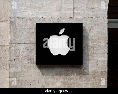 Apple-Logo an der Außenwand des Stores in Berlin. Amerikanisches Technologieunternehmen aus dem Silicon Valley. Einkaufen am Kurfürstendamm. Stockfoto