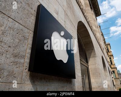 Apple-Logo an der Außenwand des Stores in Berlin. Amerikanisches Technologieunternehmen aus dem Silicon Valley. Einkaufen am Kurfürstendamm. Stockfoto