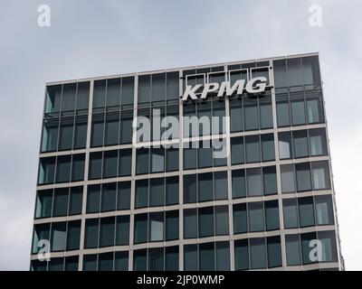 KPMG-Logo auf einem hohen Bürogebäude neben dem Hauptbahnhof. Eine der vier großen Rechnungslegungsunternehmen. Moderne Stadtarchitektur in der Stadt. Stockfoto