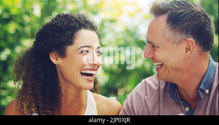 Perfekt ist die Welt mit Liebe in ihr. Ein glückliches reifes Paar verbringt gute Zeit zusammen im Freien. Stockfoto