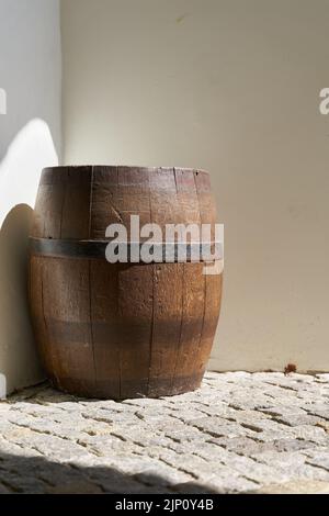 Holzfass aus Eichenholz als Dekoration im Innenhof einer Brauerei in deutschland Stockfoto