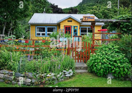 Märchen Holzhaus im Wald, BC, Kanada Stockfoto