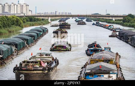 HUAI'AN, CHINA - 14. AUGUST 2022 - Frachtschiffe fahren zum und vom Großen Kanal von Peking-Hangzhou (Huai 'an Abschnitt), um die Versorgung mit Transpo zu gewährleisten Stockfoto