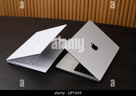 HCMC, Vietnam – August 2022. MacBook Pro 14 und LG Gram 14 vergleichen Fotos für die redaktionelle Verwendung Stockfoto