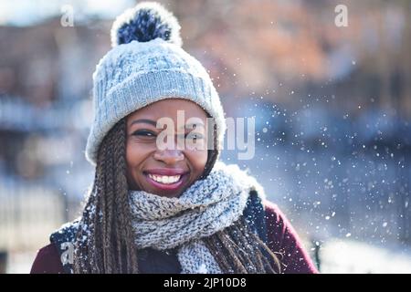 Guten Tag im Herbst, Hallo im Winter. Porträt einer schönen jungen Frau, die einen winterlichen Tag im Freien genießt. Stockfoto