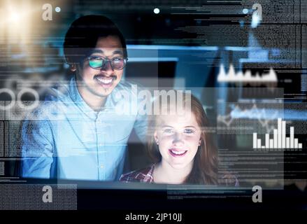 Codes und Computer gehören zu ihrem Leben. Portrait von zwei fokussierten jungen Programmierern, die während der Arbeit an einem Computer im Büro zusammenarbeiten Stockfoto