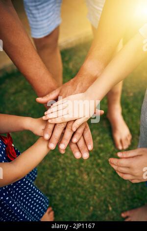 Die Bindung, die ein Vater mit seinen Kindern hat, ist unzerbrechlich: Ein unkenntlich gespielterer Vater und seine Kinder verbinden sich im Freien in Einheit. Stockfoto