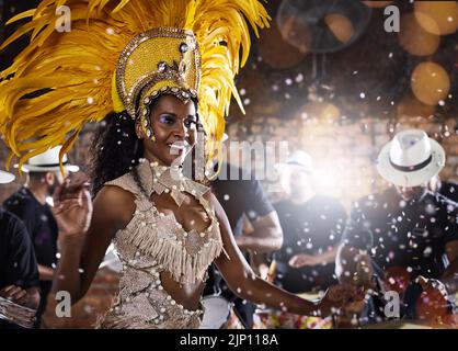 Shes hat die Bewegungen, um eine magische Nacht zu schaffen. samba-Tänzer in einem Karneval auftreten. Stockfoto