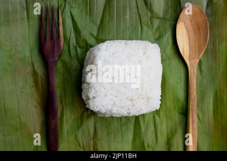 Indonesischer Nasi-Timbel oder gedämpfter weißer Reis in Bananenblatt verpackt Stockfoto