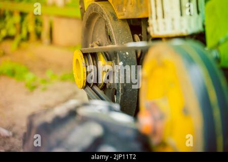 Der Riemenantrieb des ländlichen Motorblocks des Gartens. Angetriebene zweiadrige Riemenscheibe eines Minitraktors Stockfoto