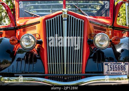 Apgar, Montana, USA - 8,2022 - Red Bus Jammer Tour Vehicle im Glacier National Park. Stockfoto