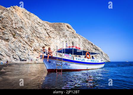 Santorini, Griechenland - September 2017: Berühmter Schwarzer Strand von Perissa, wunderschöne Kykladen Griechische Inseln reisen Hintergrund von Griechenland Stockfoto
