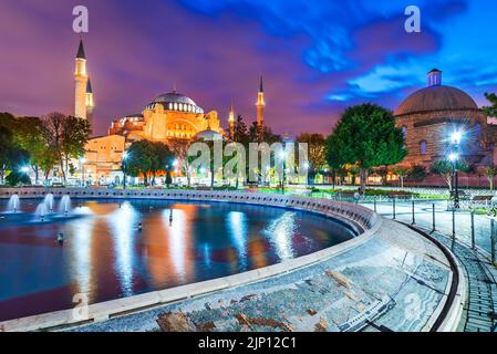 Istanbul, Türkei. Berühmte Hagia Sophia Moschee und Minarette historischen Konstantinopel, Sultanahmet Innenstadt, szenische Reise Ort. Stockfoto