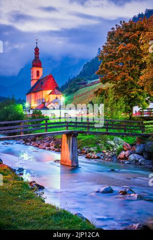 Ramsau, Deutschland. Schöne Dämmerung malerisches Ramsau bei Berchtesgaden, Herbstfarben in Bayern. Stockfoto