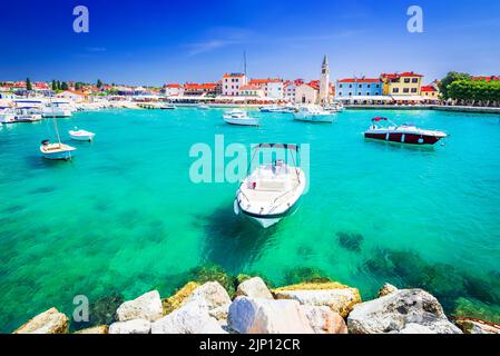 Fazana, Kroatien. Marina der idyllischen kleinen Stadt Fazana, Blick auf die Halbinsel Istrien der Adria. Stockfoto
