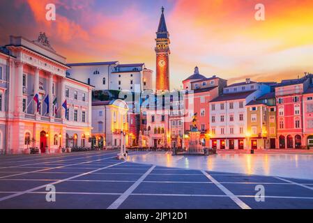 Piran, Slowenien. Schöne Dämmerung Blick auf die Altstadt Tartini Platz, Reise slowenischen Hintergrund. Stockfoto