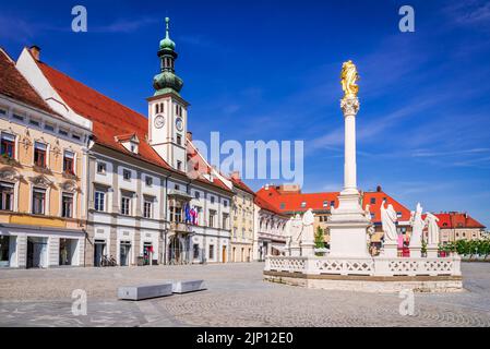 Maribor, Slowenien. Sonnige Sicht auf Maribor Altes, landschaftlich reizvolles Stadtbild der Niedersteiermark mit Hauptplatz und Pestsäule. Stockfoto