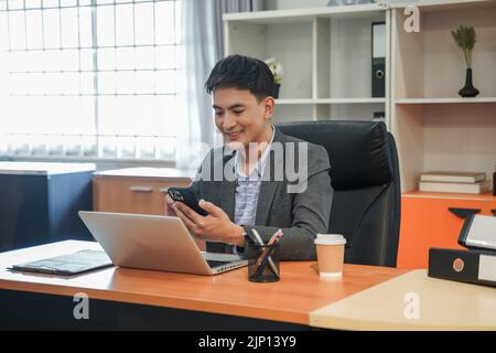 Geschäftsmann Manager Porträt mit Smartphone lächelnd glücklich Mann auf dem Smartphone jungen Geschäftsmann kaukasischen Kommunikation Handy Kontakt eingeben Mo Stockfoto