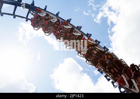 Powerpark, Finnland - 20. Juni 2022: Menschen fahren in einer Achterbahn von der Seite nach unten Stockfoto