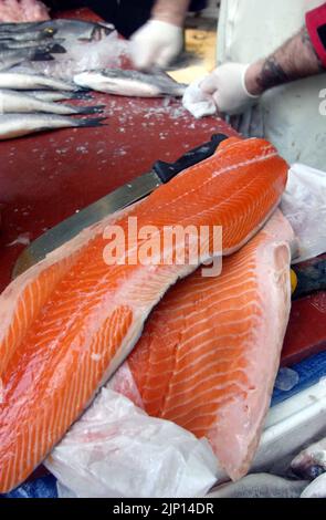 Aktenfoto vom 09/01/04 von Lachsfilets, die auf einem lokalen Fischmarkt in London verkauft werden. Schottlands Lachsindustrie steht aufgrund des Brexit vor einem „akuten“ Arbeitskräftemangel, warnen die Geschäftschefs. In Briefen an die Kandidaten des Tory-Führungswettbewerbs, Rishi Sunak und Liz Truss, hat Salmon Scotland einen „aufgeklärteren“ Ansatz bei der Einwanderung gefordert, um Unternehmen zu helfen. Ausgabedatum: Montag, 15. August 2022. Stockfoto