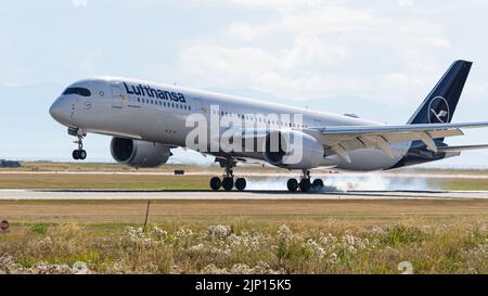 Richmond, British Columbia, Kanada. 13. August 2022. Ein Lufthansa Airbus A350-900 (D-AIVA), der auf dem internationalen Flughafen Vancouver landet. (Bild: © Bayne Stanley/ZUMA Press Wire) Stockfoto