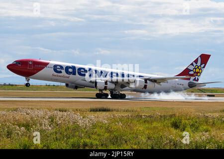 Richmond, British Columbia, Kanada. 13. August 2022. Ein Airbus A340-Jet (HB-JMF) der Firma Airbus von der Firma Airbus von der Firma Airbus von der Firma Airbus wurde auf dem internationalen Flughafen von Vancouver landet. (Bild: © Bayne Stanley/ZUMA Press Wire) Stockfoto