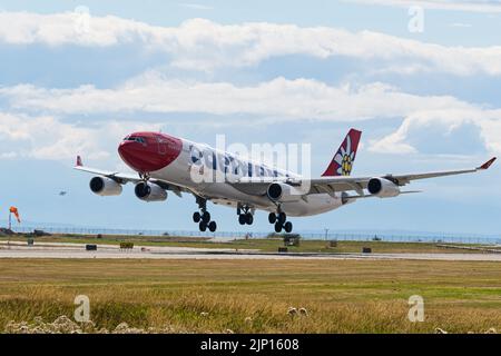 Richmond, British Columbia, Kanada. 13. August 2022. Ein Airbus A340-Jet (HB-JMF) der Firma Airbus von der Firma Airbus von der Firma Airbus von der Firma Airbus wurde auf dem internationalen Flughafen von Vancouver landet. (Bild: © Bayne Stanley/ZUMA Press Wire) Stockfoto