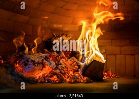 Pizza backen im Backofen offen Brennholz Stockfoto