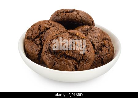 Schokoladenkekse in Keramikschale isoliert auf weißem Hintergrund mit voller Schärfentiefe. Stockfoto