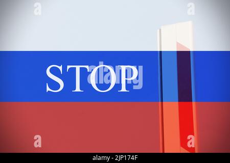 Russische Flagge mit dem Schild 'Stop' Stockfoto