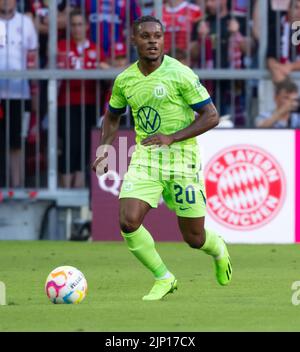 München, Deutschland. 14. August 2022. Fußball: Bundesliga, Bayern München - VfL Wolfsburg, Matchday 2 in der Allianz Arena. Ridle Baku aus Wolfsburg spielt den Ball. Kredit: Sven Hoppe/dpa - WICHTIGER HINWEIS: Gemäß den Anforderungen der DFL Deutsche Fußball Liga und des DFB Deutscher Fußball-Bund ist es untersagt, im Stadion und/oder vom Spiel aufgenommene Fotos in Form von Sequenzbildern und/oder videoähnlichen Fotoserien zu verwenden oder zu verwenden./dpa/Alamy Live News Stockfoto