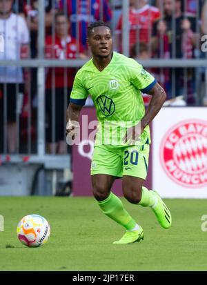 München, Deutschland. 14. August 2022. Fußball: Bundesliga, Bayern München - VfL Wolfsburg, Matchday 2 in der Allianz Arena. Ridle Baku aus Wolfsburg spielt den Ball. Kredit: Sven Hoppe/dpa - WICHTIGER HINWEIS: Gemäß den Anforderungen der DFL Deutsche Fußball Liga und des DFB Deutscher Fußball-Bund ist es untersagt, im Stadion und/oder vom Spiel aufgenommene Fotos in Form von Sequenzbildern und/oder videoähnlichen Fotoserien zu verwenden oder zu verwenden./dpa/Alamy Live News Stockfoto