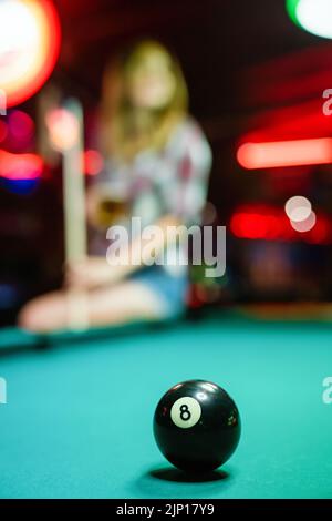 8 Ball aus dem Pool oder Billard auf einem Billardtisch. People Entertainment Game-Konzept Stockfoto