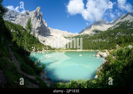 Atemberaubende Aussicht auf den See Sorapis mit seinem türkisfarbenen Wasser, umgeben von wunderschönen felsigen Bergen. Der Sorapis-See ist einer der schönsten Ausflüge Stockfoto