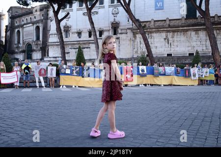 Rom, Italien. 14. August 2022. Junges Mädchen auf einer Demonstration der ukrainischen Gemeinschaft von Rom gegen die Invasion Russlands in der Ukraine und die Freilassung der Asowstal-Gefangenen sowie die Einhaltung der von der UNO und dem Roten Kreuz versprochenen Garantien zu fordern. (Bild: © Evandro Inetti/ZUMA Press Wire) Stockfoto