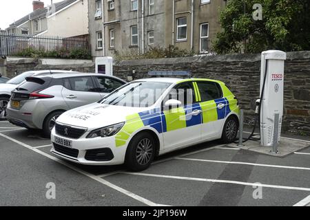 Laden von Elektroautos der Polizei an der Tesco VW-Ladestation Leamington Spa, Warwickshire, Großbritannien Stockfoto