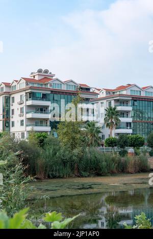 Neue Wohnanlage in Tosmur, Alanya am Ufer des Flusses. Immobilien in der Südtürkei. Stockfoto