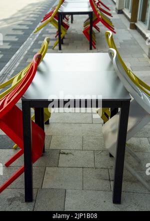 Esstische und Stühle im Freien in der Stadtstraße Stockfoto