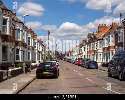 Holly Road, Northampton, Großbritannien; eine Wohnstraße mit typischen spätviktorianischen Reihenhäusern. Stockfoto