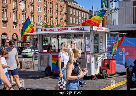 Restaurant Fodgold (Restaurant Coldfeet), dänischer Wurstwagen mit Regenbogenfahnen während der Copenhagen Pride; Kopenhagen, Dänemark Stockfoto