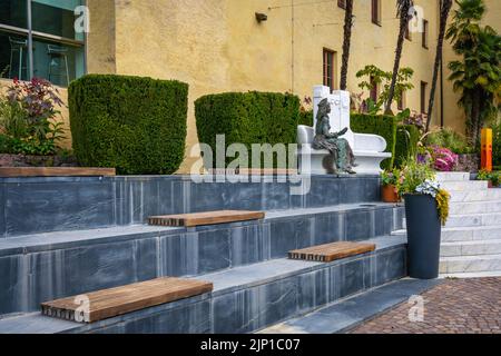 Bronzestatue der Kaiserin Sissi im Garten von Schloss Trauttmansdorff, Meran, Südtirol, Italien, Europa Stockfoto